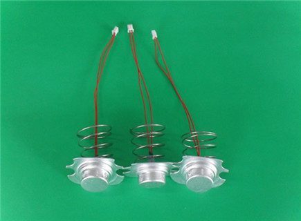 Glass fiber sleeve is applied to sensor.